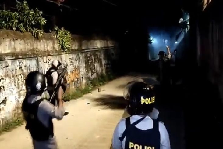 Sempat Blokade Jalan dan Bakar Rumah, Massa Perusuh di Kota Sorong Dibubarkan Polisi