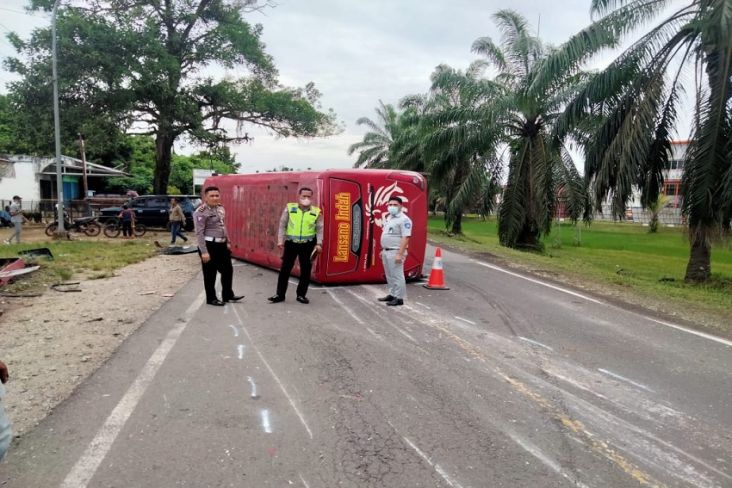 Bus Lubuk Basung Express Terguling di Depan Polres Batanghari, 1 Penumpang Terluka
