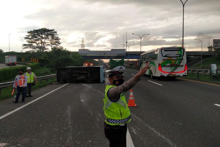 Pecah Ban, Mikrolet Berpenumpang 8 Orang Terbalik di Tol Tangerang-Merak
