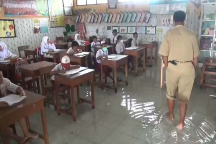 Siswa di Lamongan Belajar di Ruang Kelas yang Terendam Banjir Luapan Anak Bengawan Solo