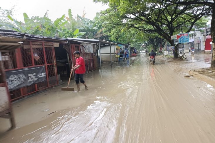 Diterjang Banjir, Lumpur Penuhi Akses Jalan di Vila Nusa Indah Bogor