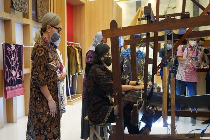 Bertemu Sri Mulyani, Penenun Kain yang Dilirik Christian Dior Ini Wujudkan Mimpinya