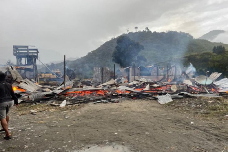 BREAKING NEWS! KKB Tembak Karyawan dan Bakar Mess PT MTT di Ilaga Papua