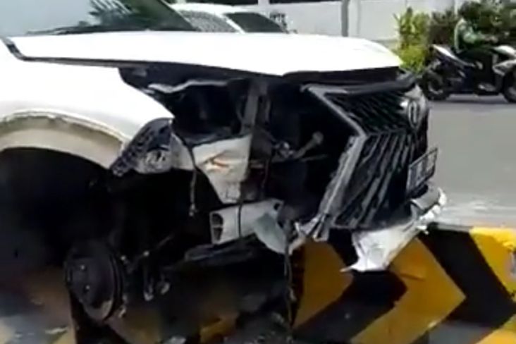 Brak! Lexus Tabrak Separator Busway DPR, Penumpang Luka-luka