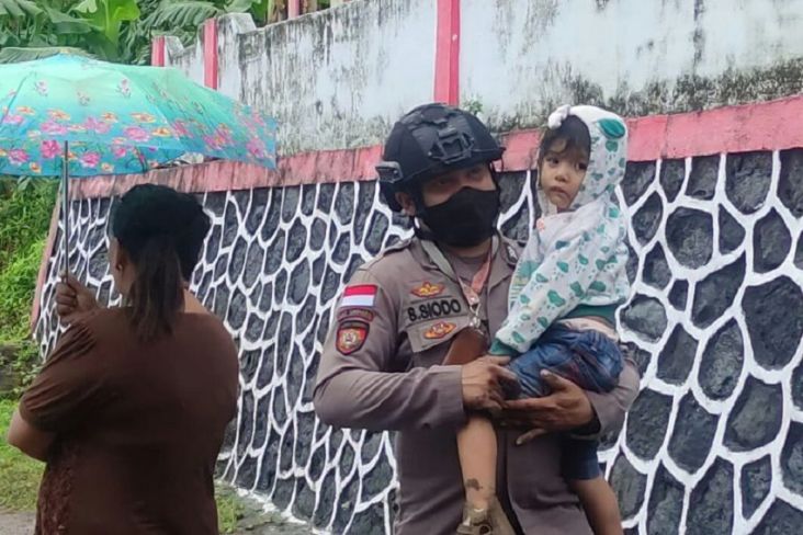 Heroik! Anggota Polisi Brigadir Safly Siodo Selamatkan Ibu dan Balita dari Terjangan Banjir