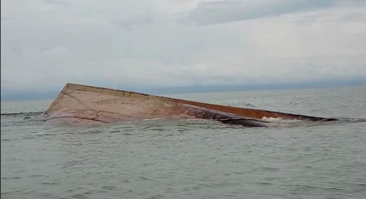 KM Sumber Kharisma Tenggelam di Selat Malaka, 9 ABK Nekat Ceburkan Diri ke Laut