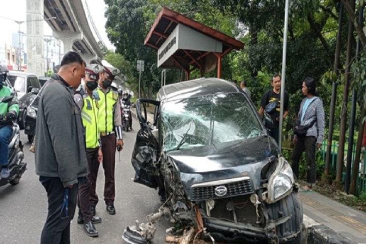 Mobil Terios Tabrak Tiang LRT di Palembang, Penumpang Dilarikan ke Rumah Sakit