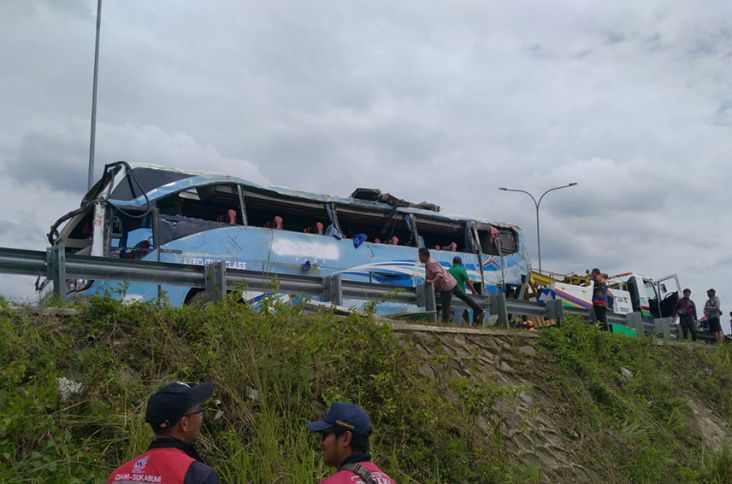 Horor! Bus Pariwisata Terjun 20 Meter di Tol Bocimi, 2 Orang Tewas