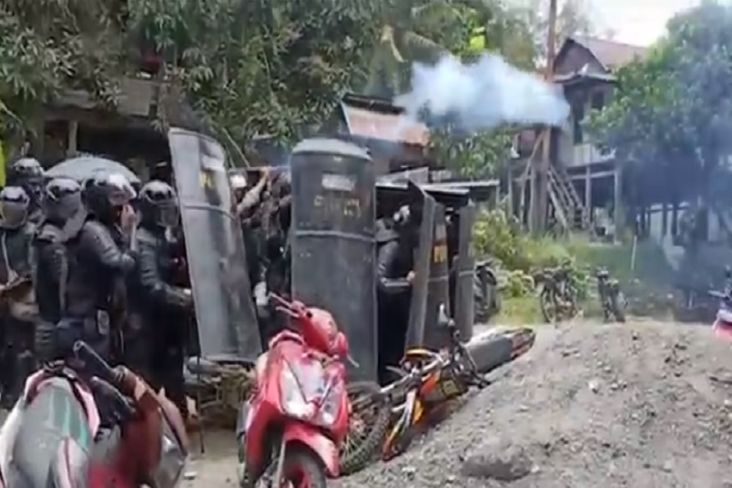 Enrekang Mencekam! Ratusan Warga Duduki Lahan Trans Sulawesi, Serang Polisi dengan Batu dan Kayu