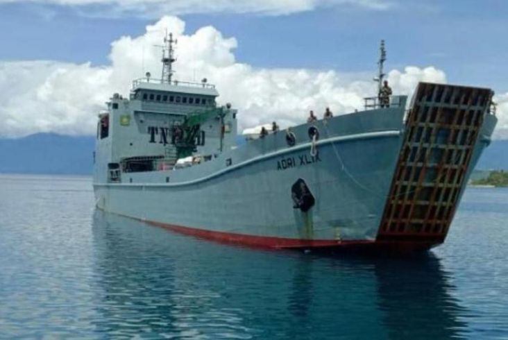 Kapal ADRI XLIX Milik TNI AD Distribusikan Buku Bacaan Anak ke Papua