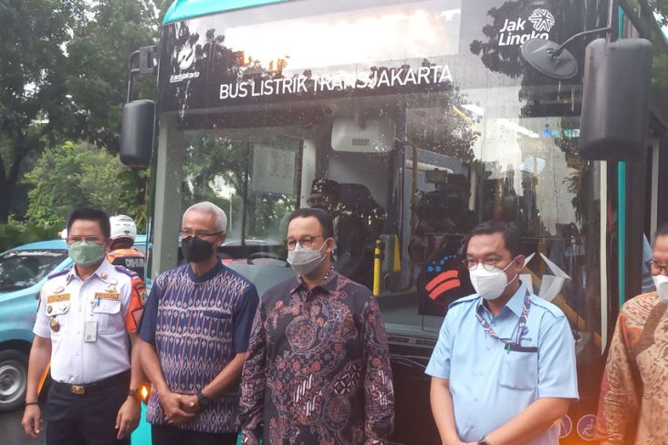 Dukung Pemerintah Pusat, Anies Jajal Bus Listrik Transjakarta