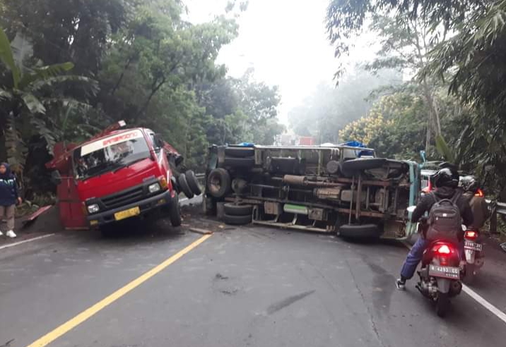 As Roda Patah, Truk Hantam Dump Truk di Jalan Raya Semarang - Yogyakarta
