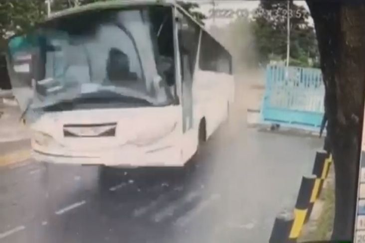 Mengerikan! Bus Rem Blong Melaju Kencang Tabrak dan Lindas Pak Ogah hingga Tewas