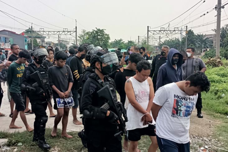 Gerebek Kampung Bahari, Ratusan Polisi Diserang Petasan