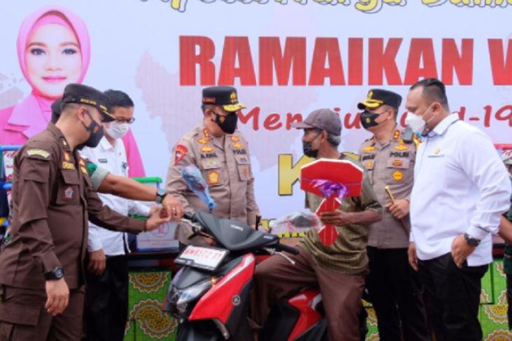 Keren, Peserta Vaksinasi Dapat Hadiah Motor dan Laptop dari Kapolda Riau