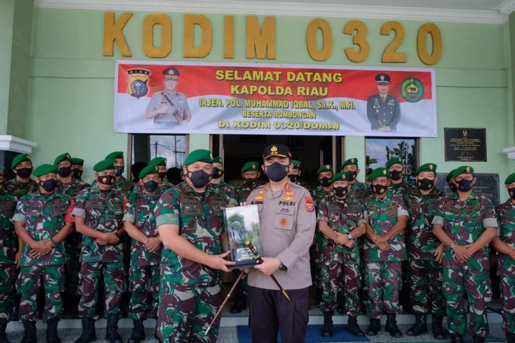 Keliling Dumai, Kapolda Riau Sambangi 4 Mako TNI dan Beri Bantuan