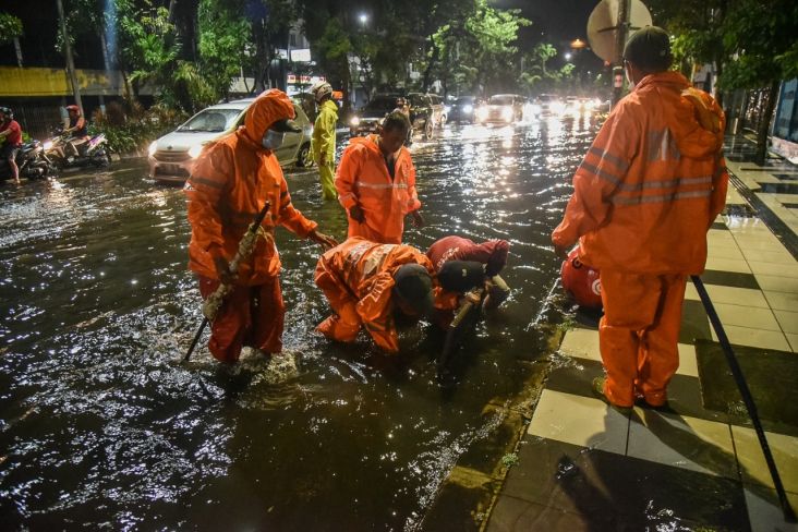Hujan Deras 2 Jam, Jalan Protokol di Surabaya Terendam Banjir