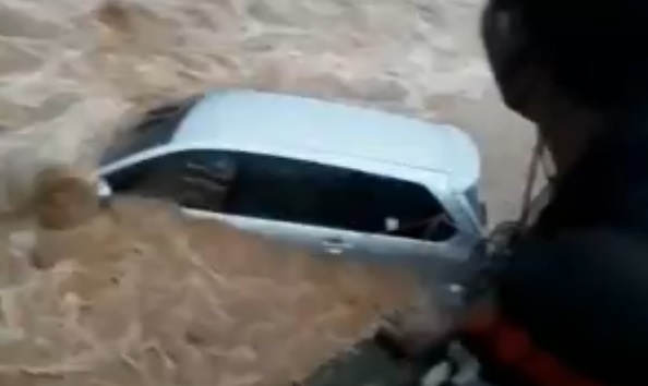 Banjir Bandang Terjang Tuban, Mobil Terseret Arus