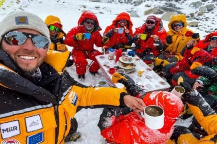 Pendaki AS Torehkan Rekor Usai Gelar Jamuan Minum Teh di Gunung Everest