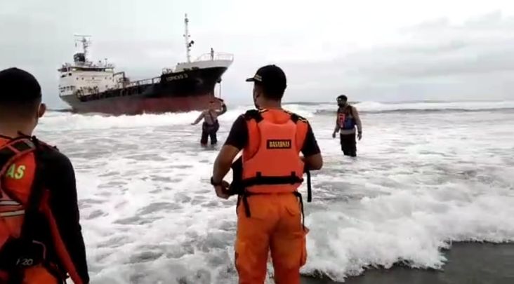 Tanker Edricko 3 Terdampar di Pantai Sancang, 15 Kru Dilarang Tinggalkan Kapal