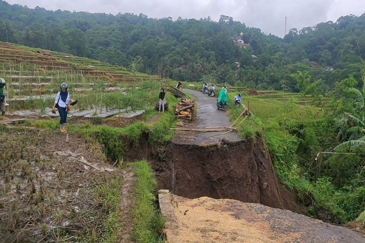 Diterjang Hujan Lebat, Jalan Penghubung 2 Desa di Majalengka Terputus