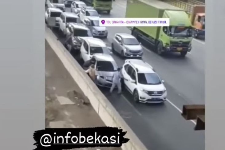 Lima Mobil Terlibat Kecelakaan Beruntun di Tol Jakarta-Cikampek