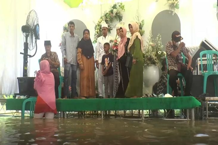 Momen Langka! Pengantin Menikah di Pelaminan Terendam Banjir, Tamu Rela Basah-basahan
