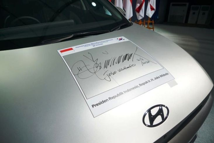 Jokowi Resmikan Pabrik Mobil Listrik Pertama di Indonesia, PLN Siapkan Dukungan