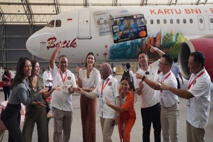 Raffi Ahmad dan Luna Maya Pamer Kartu Baru BNI-Batik Air: Cocok Bagi yang Suka Travel