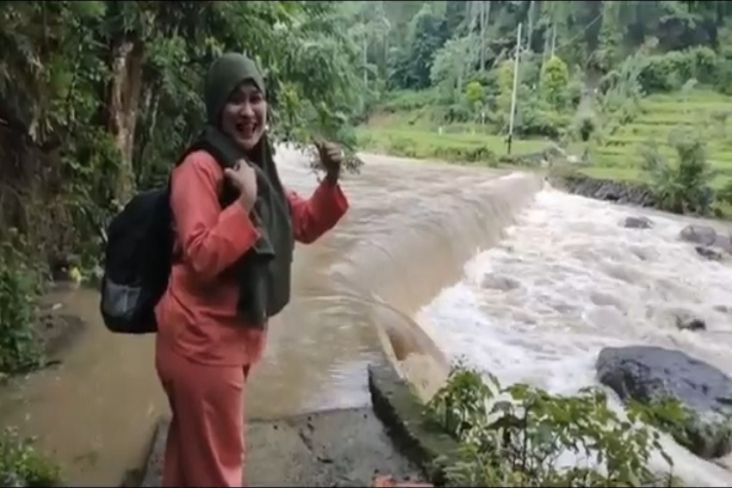 Kisah Bidan Cantik di Bone, 12 Tahun Rela Terobos Sungai dan Hutan Demi Layani Masyarakat