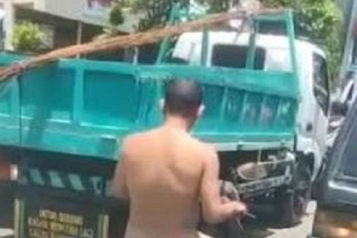 Heboh! Oknum Polisi Berpangkat Aipda Tanpa Sehelai Kain Naik Motor di Jalanan Buleleng Bali