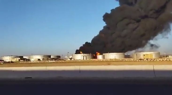 Depot Minyak Jeddah di Arab Saudi Diserang, Kilang Meledak dan Terbakar
