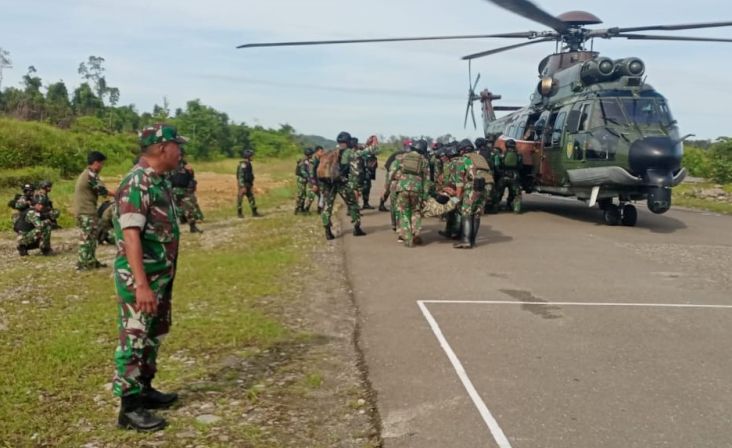 Penampakan Evakuasi 2 Prajurit Marinir yang Gugur Ditembak KKB di Papua