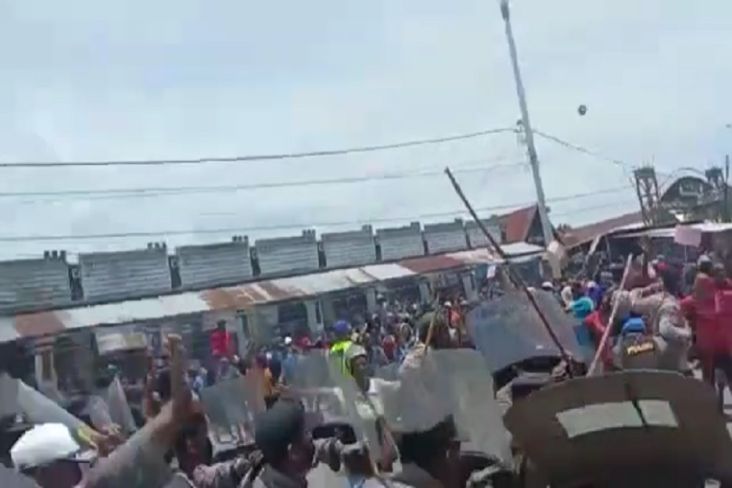 Nabire Mencekam, Demo Tolak DOB Berujung Bentrok 5 Polisi Terluka