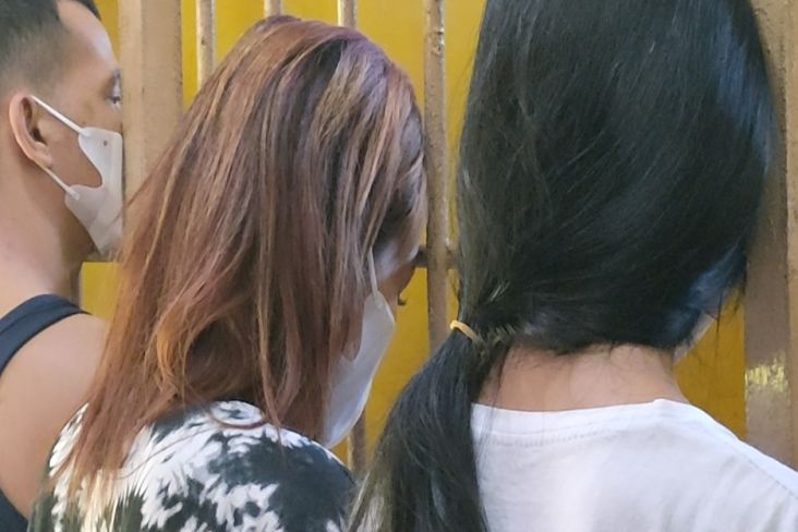 Jual Kenikmatan di Ranjang Rp500 Ribu, Wanita Berambut Pirang Diringkus Polisi saat Tak Berbaju