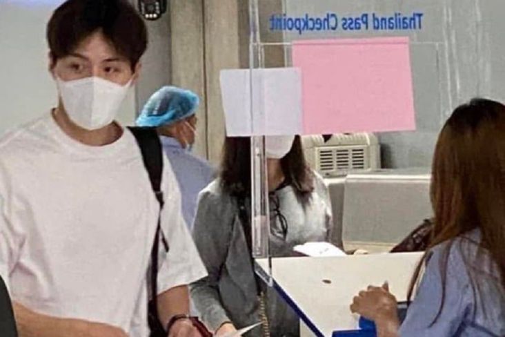 Kim Seon Ho Muncul di Bandara Thailand Usai Kontroversi Aborsi, Ini Potretnya
