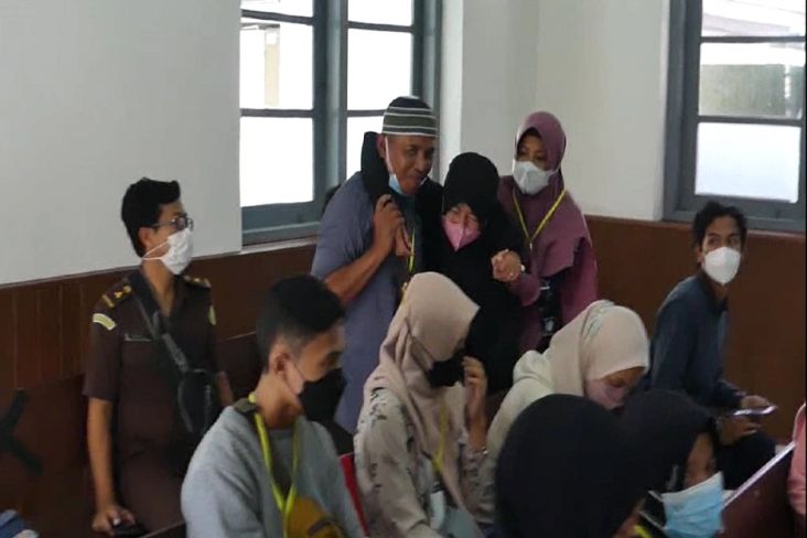 Tangis Ibu Korban Diksar Maut Menwa UNS Pecah di PN Solo saat Terdakwa Divonis 2 Tahun Penjara
