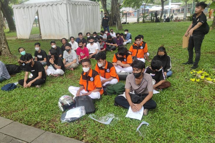 Bawa Sajam Bantu Mahasiswa Demo, Puluhan Remaja Linglung Diamankan di Monas