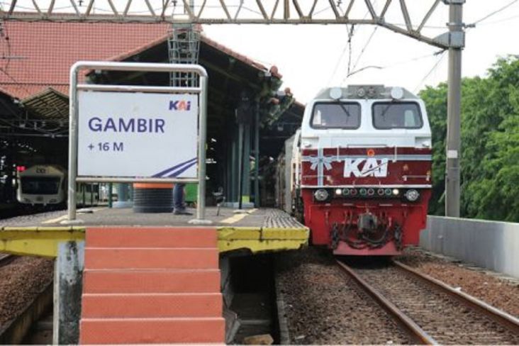 Khusus Hari Ini Kereta Api Jarak Jauh dari Stasiun Gambir Berhenti di Jatinegara