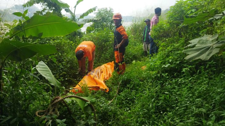 Mayat Wanita Tanpa Busana Ditemukan Mengambang di Sungai Citarum