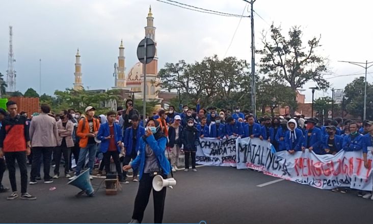 Tolak Jabatan Presiden 3 Periode, Mahasiswa Tutup Jalan Provinsi di Majalengka