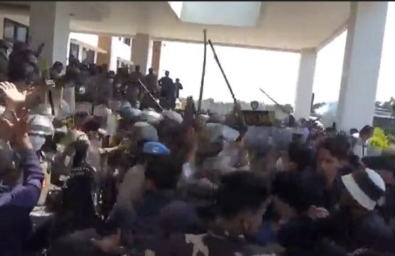 Polisi Pukul Mundur Demo di Bangkalan, Sejumlah Mahasiswa Terluka