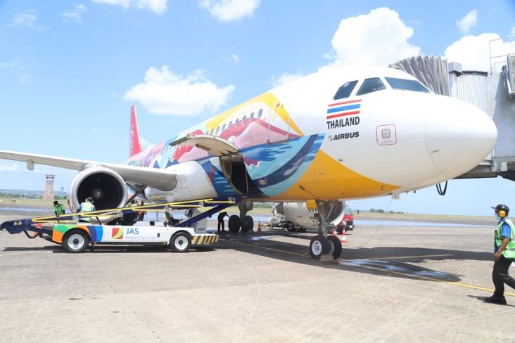 Angkut 128 Penumpang, Thai Air Asia Mendarat Perdana di Bali