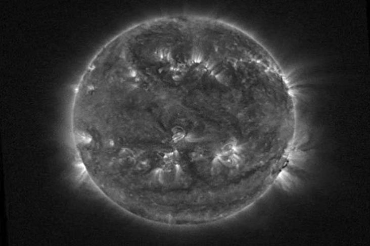 Ledakan Matahari Luncurkan Bola Plasma ke Bumi, Dampaknya Terasa pada 14 April