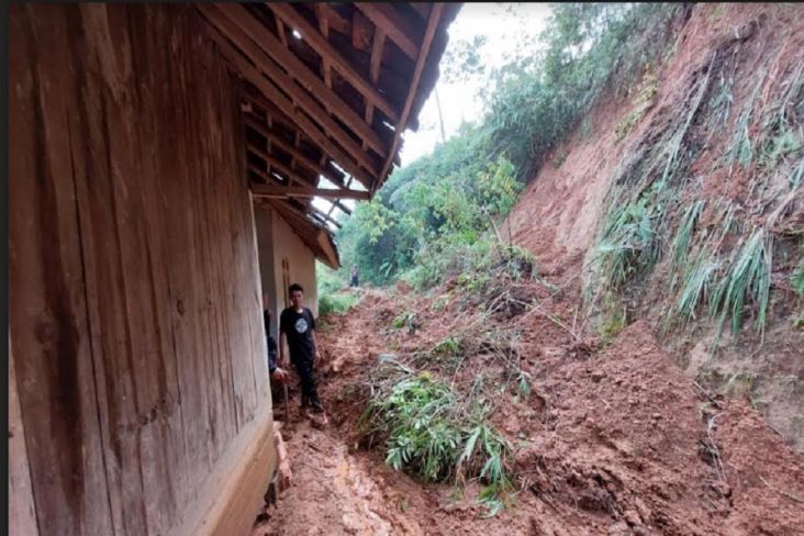 Tebing Setinggi 20 Meter Longsor, 10 Rumah Warga di KBB Rusak Berat