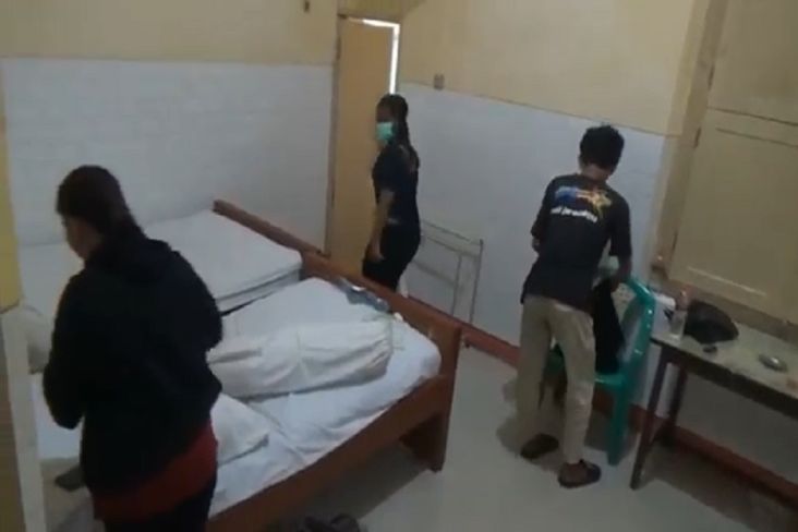 Umbar Nafsu Liar Jelang Sahur, 2 Wanita dan 1 Pria Digerebek saat dengan Buas Saling Tindih di Ranjang Losmen