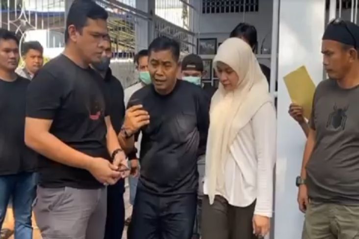 Garang Otaki Penembakan karena Selingkuh, Kasatpol PP Kota Makassar Main Drama Gandeng Istri saat Ditangkap