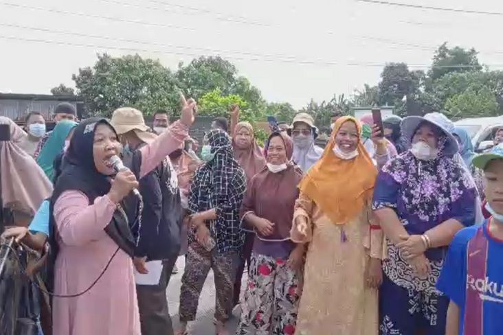 Tolak Pembongkaran Portal, Puluhan Emak-emak Geruduk Kantor Lurah di Medan