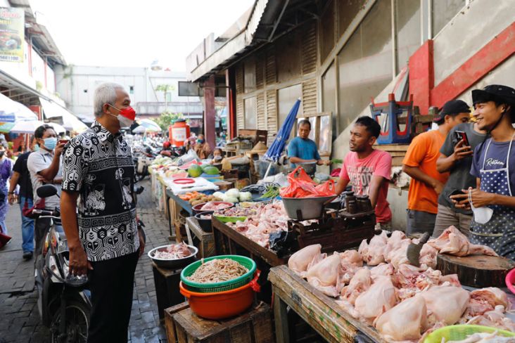 Sidak Pasar Jelang Lebaran, Ganjar Pastikan Stok Sembako Aman
