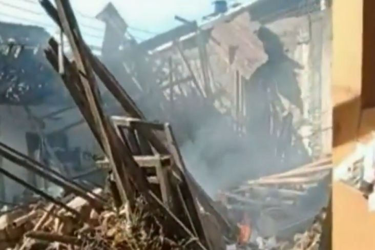 Ngerinya Ledakan Petasan di Jogjakarta, Asap Putih Mengepul Dari Puing-puing Rumah